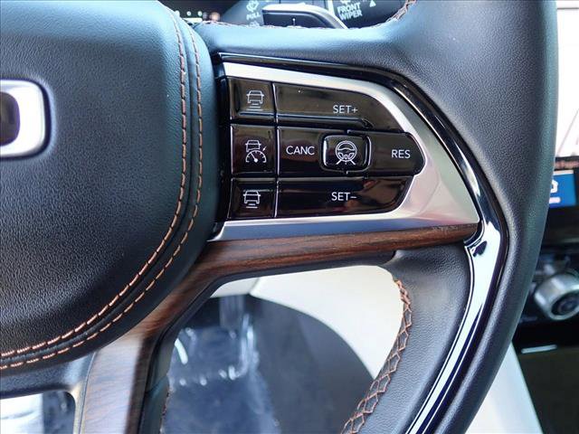 Used 2022 Jeep Grand Cherokee Summit w/ Advanced Protech Group IV AWD/4WD image 17