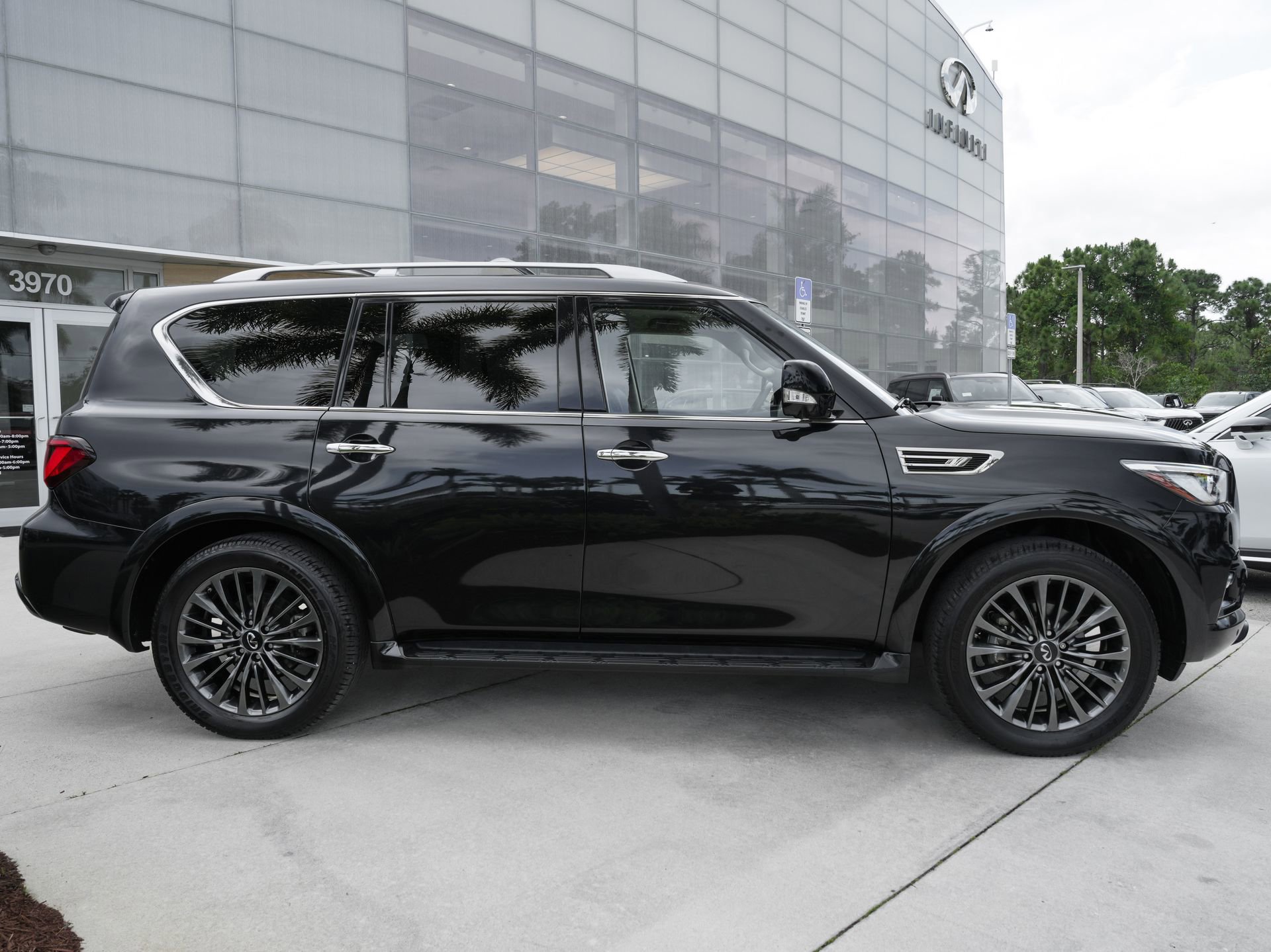 Certified 2023 INFINITI QX80 Premium Select w/ Cargo Package AWD/4WD image 26