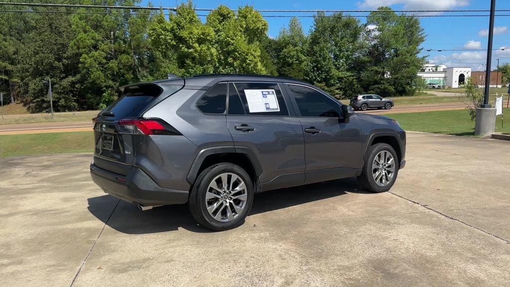 Used 2022 Toyota RAV4 XLE Premium image 6