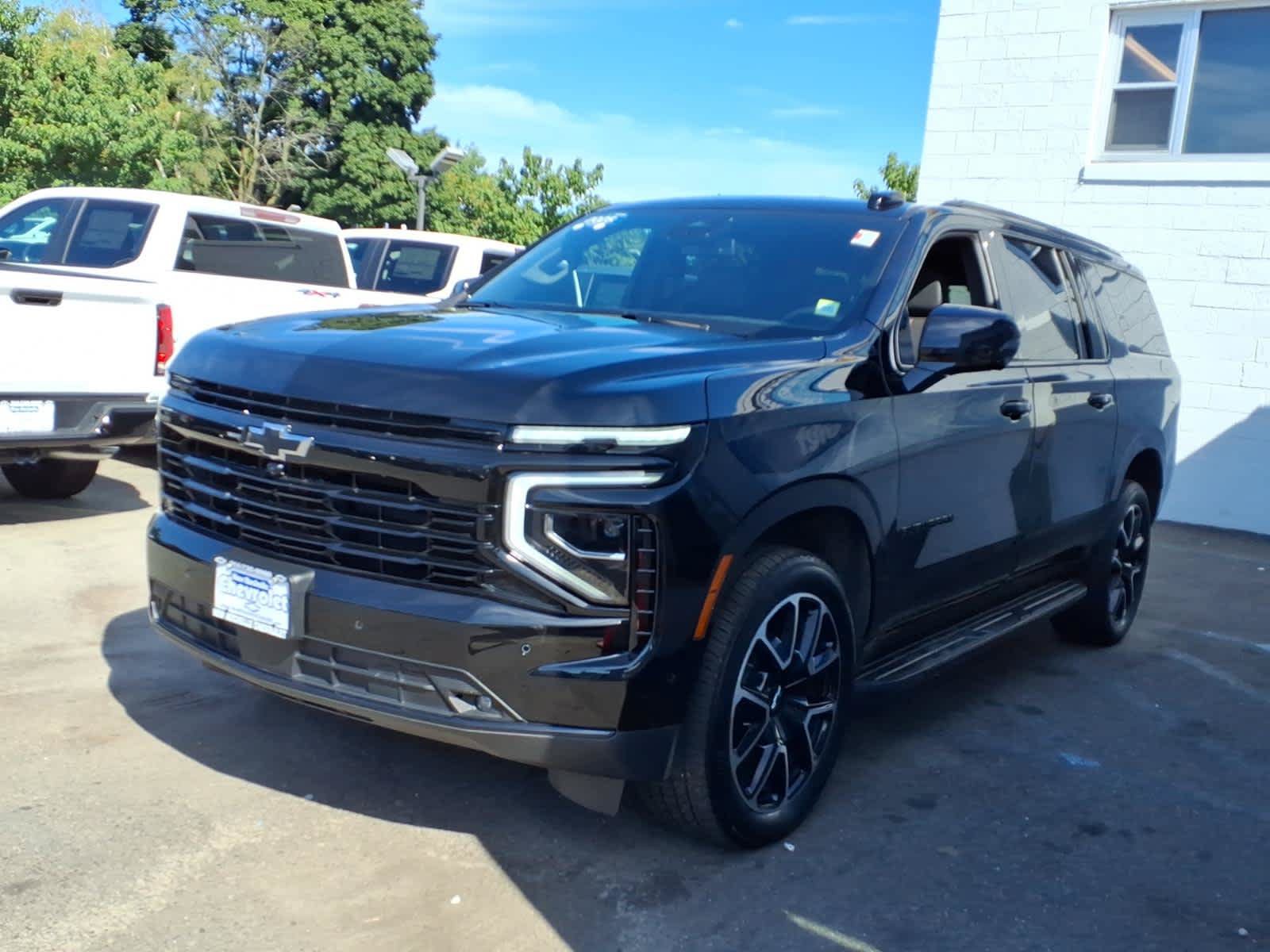 Used 2025 Chevrolet Suburban RST w/ Comfort Package AWD/4WD image 3