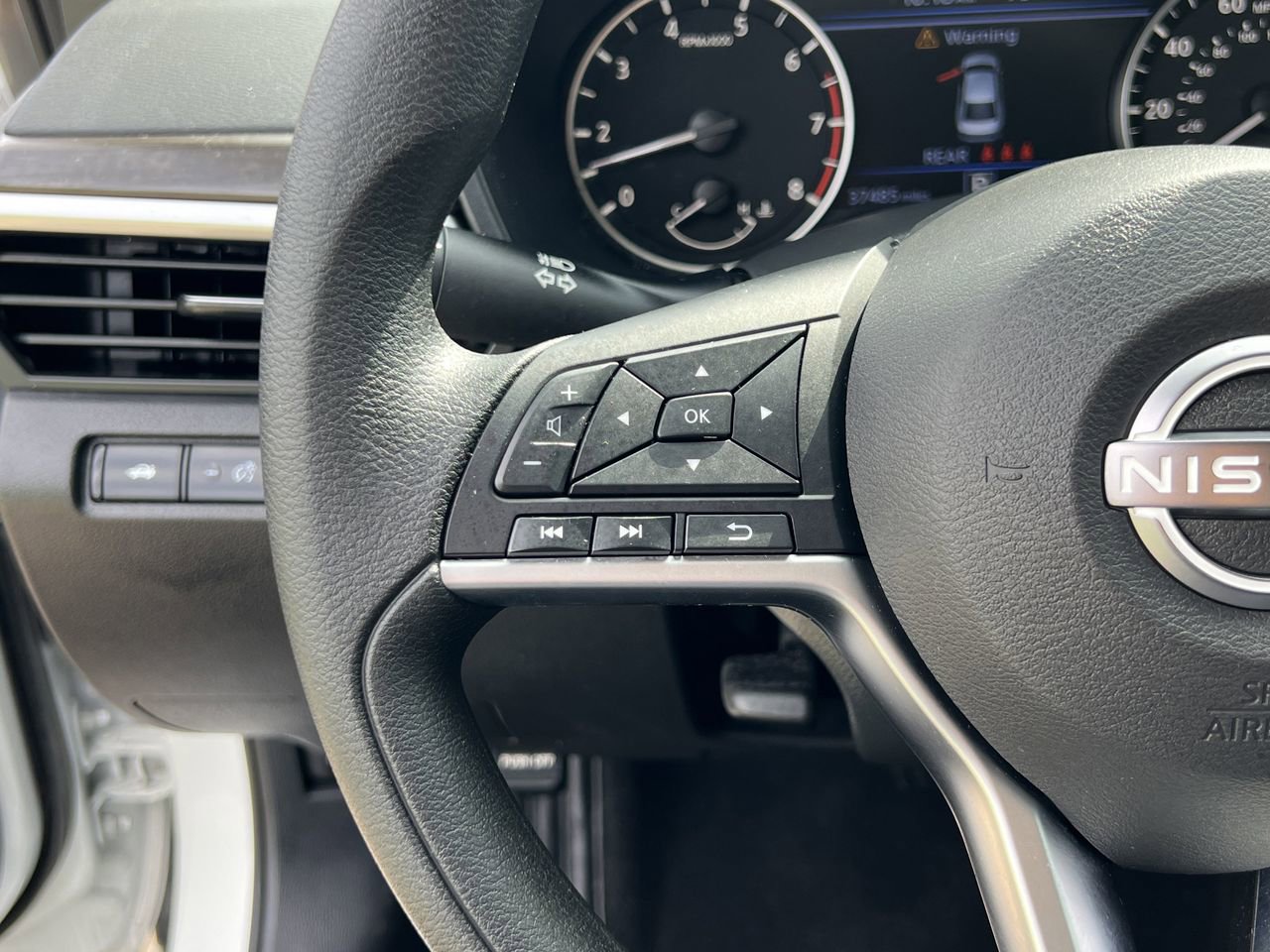 Used 2024 Nissan Altima 2.5 SV FWD image 10