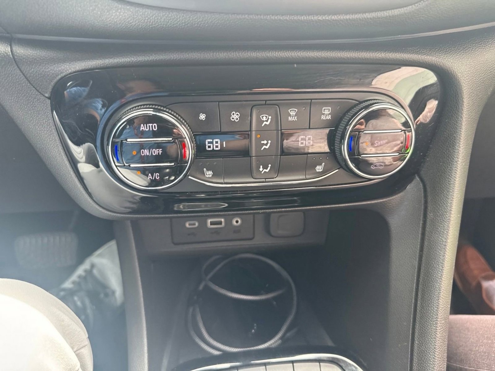 Used 2020 Buick Encore GX Select w/ Sport Touring Package AWD/4WD image 4