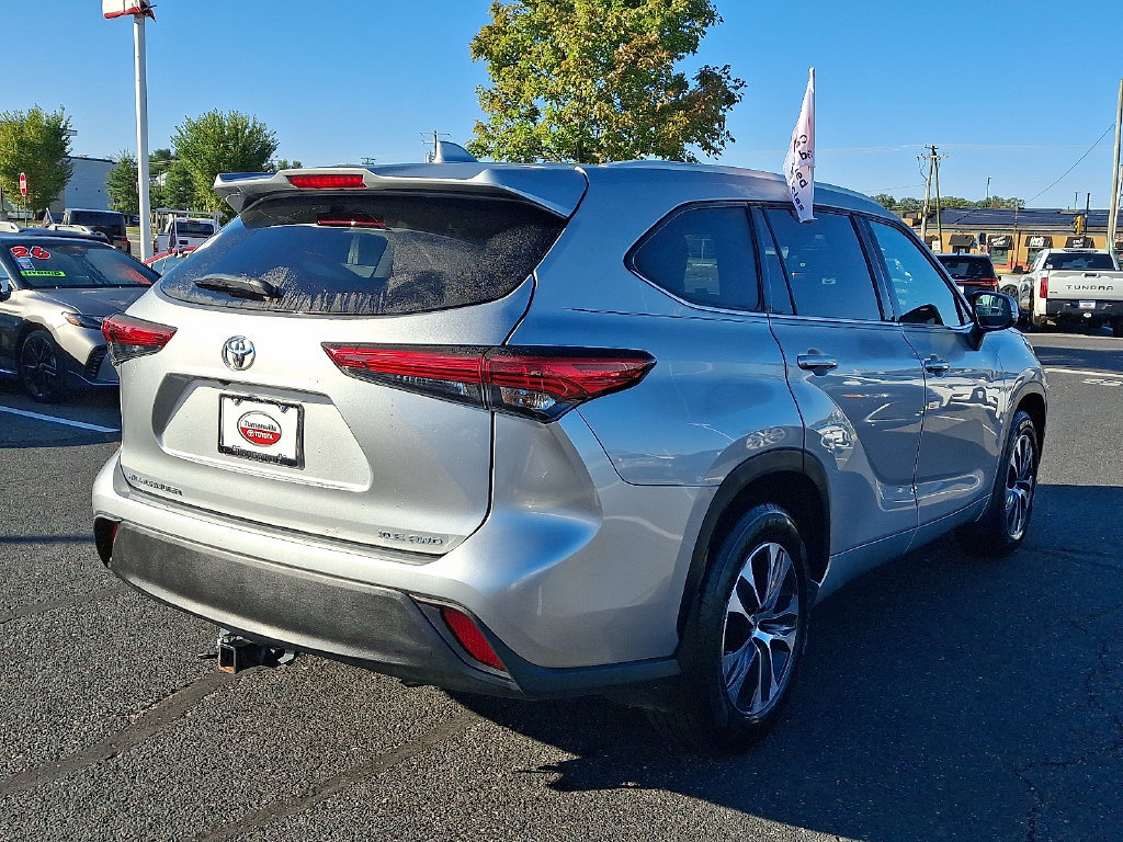 Certified 2022 Toyota Highlander XLE AWD/4WD image 6