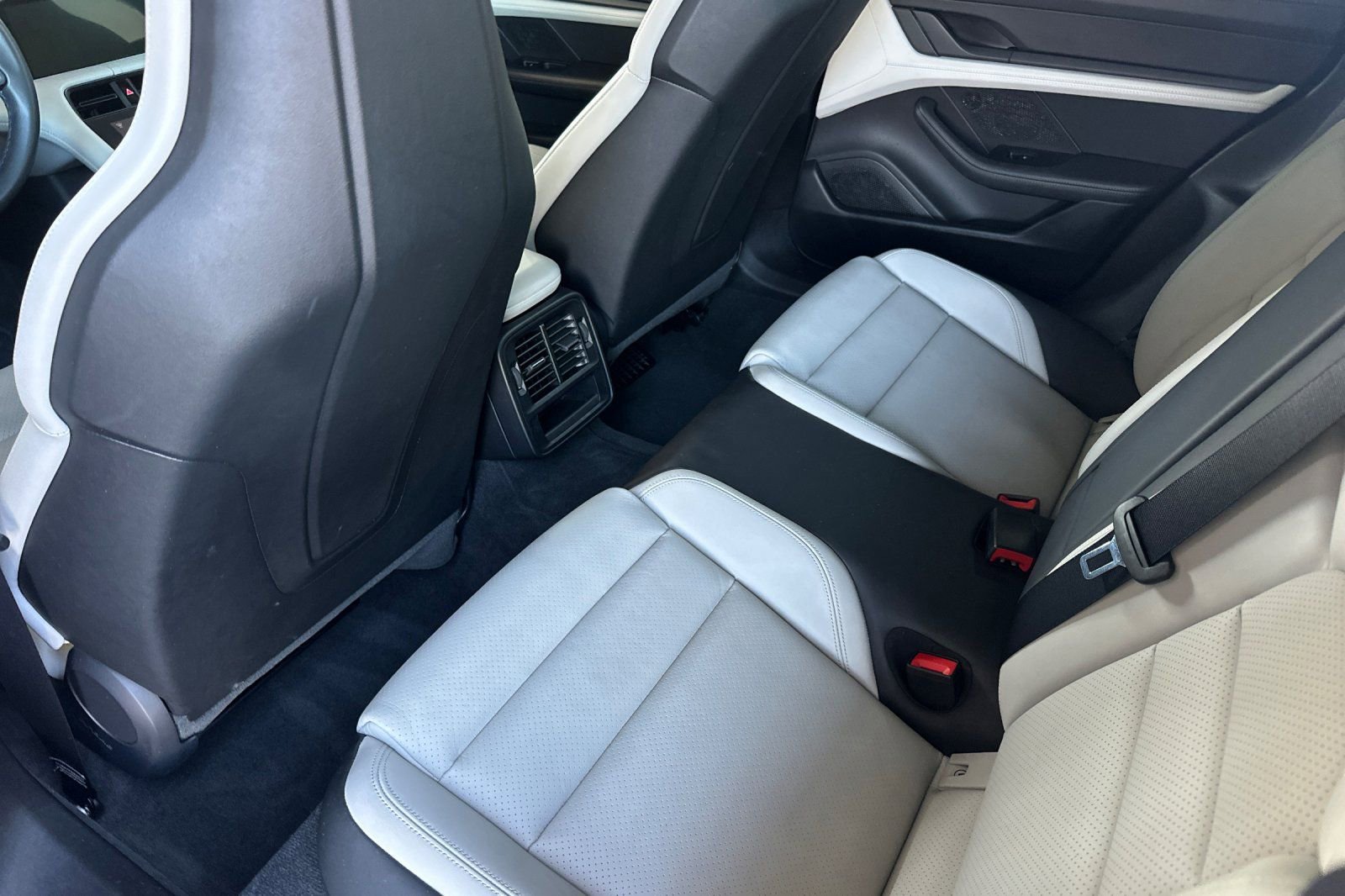 Used 2022 Porsche Taycan image 14