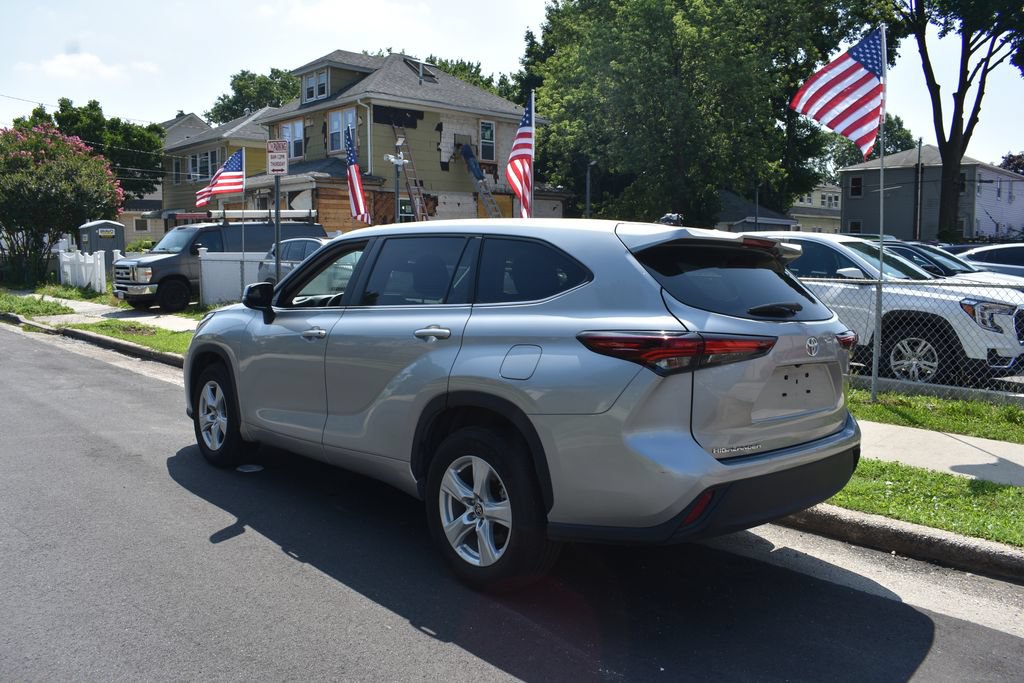 Used 2025 Toyota Highlander LE FWD image 8
