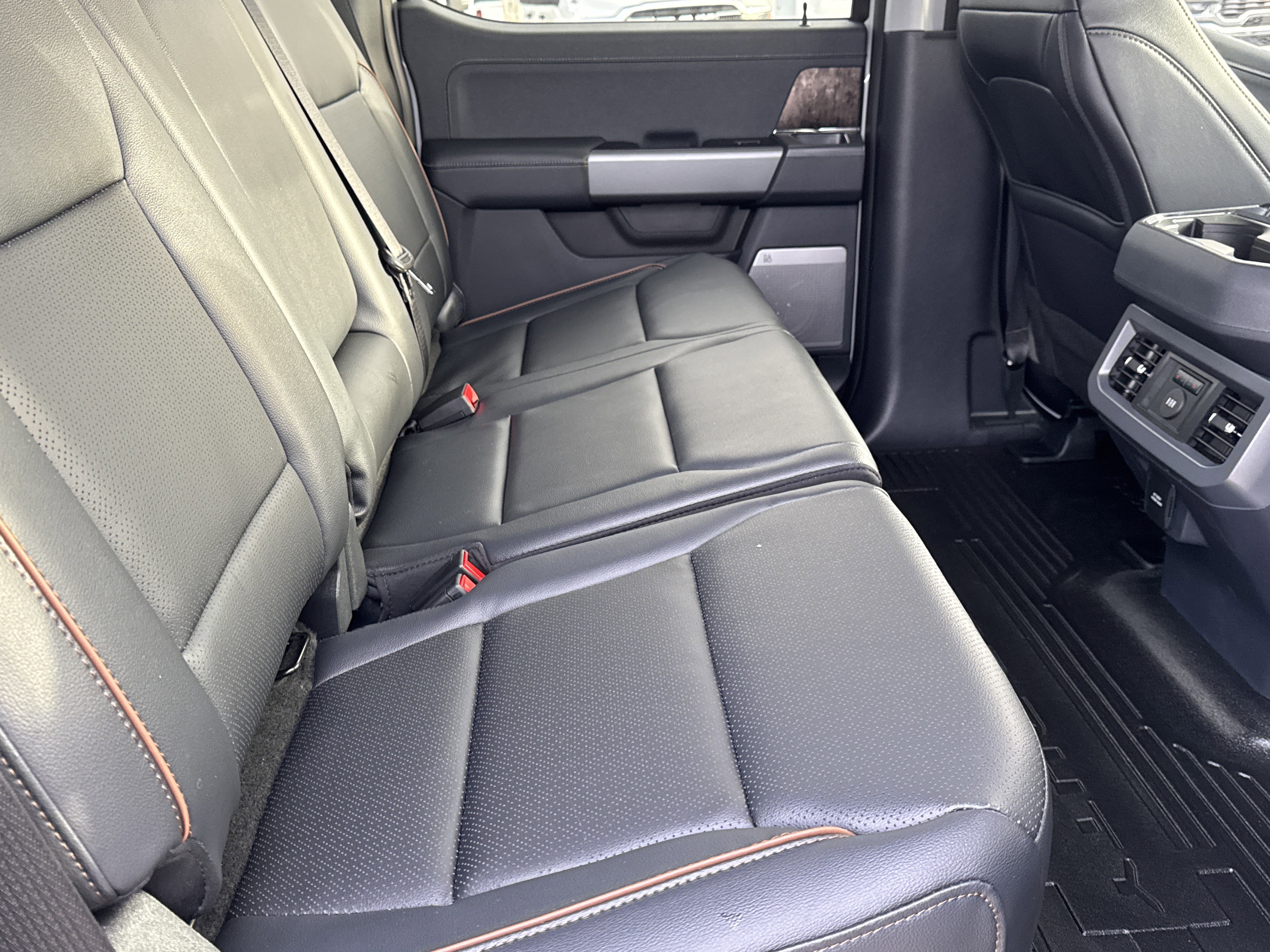 New 2026 Ford F250 Lariat w/ Black Appearance Package image 17