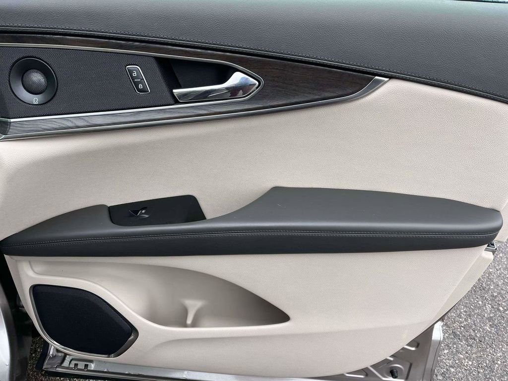 Used 2020 Lincoln Nautilus Reserve w/ Equipment Group 201A image 10