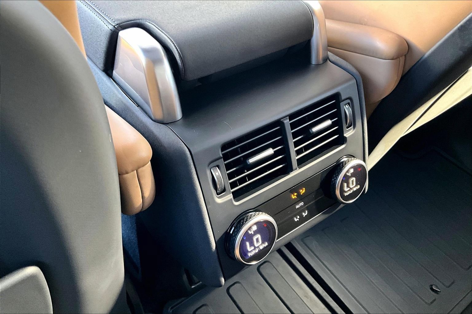 Used 2025 Land Rover Discovery Dynamic SE image 32