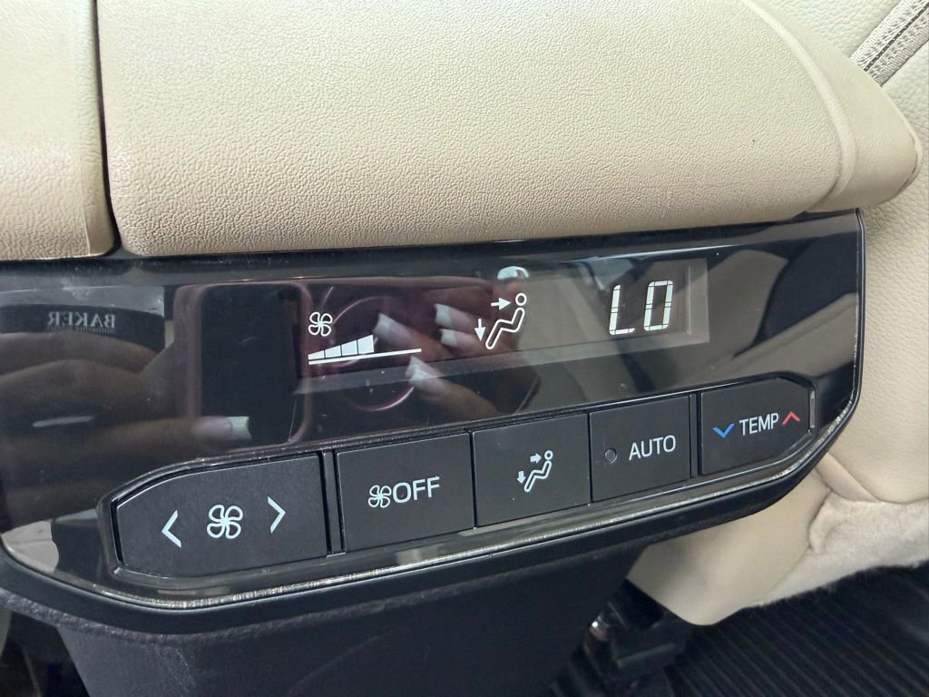 Used 2023 Toyota Highlander XLE FWD image 16