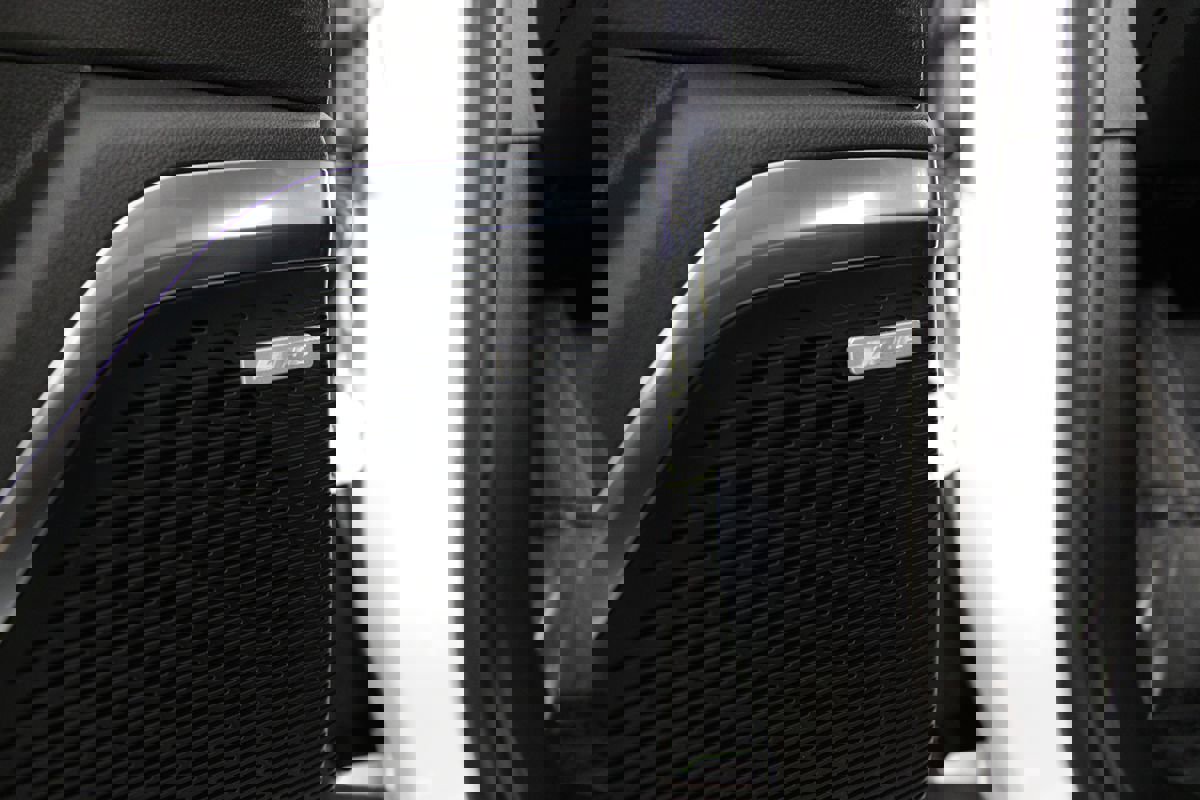 Used 2025 GMC Acadia Elevation image 9