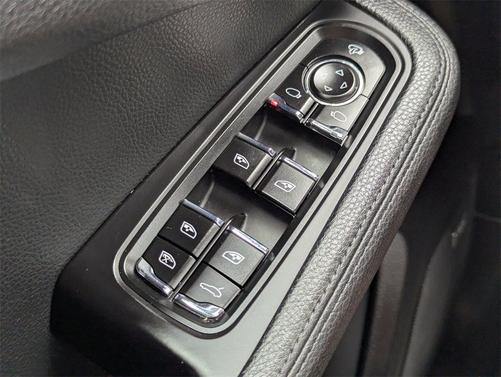 Used 2023 Porsche Macan Turbo image 17