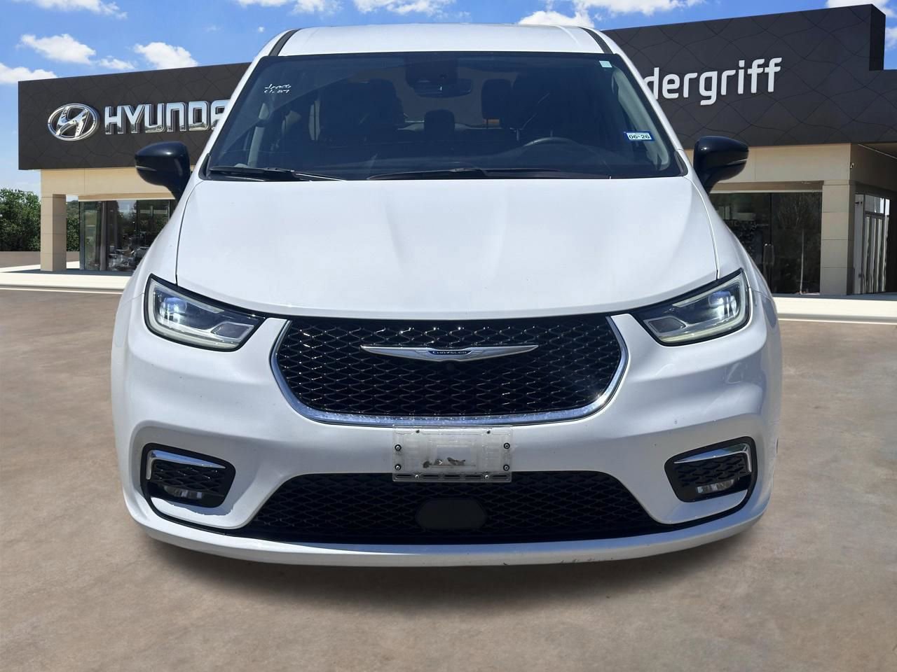 Used 2024 Chrysler Pacifica Touring-L FWD image 3