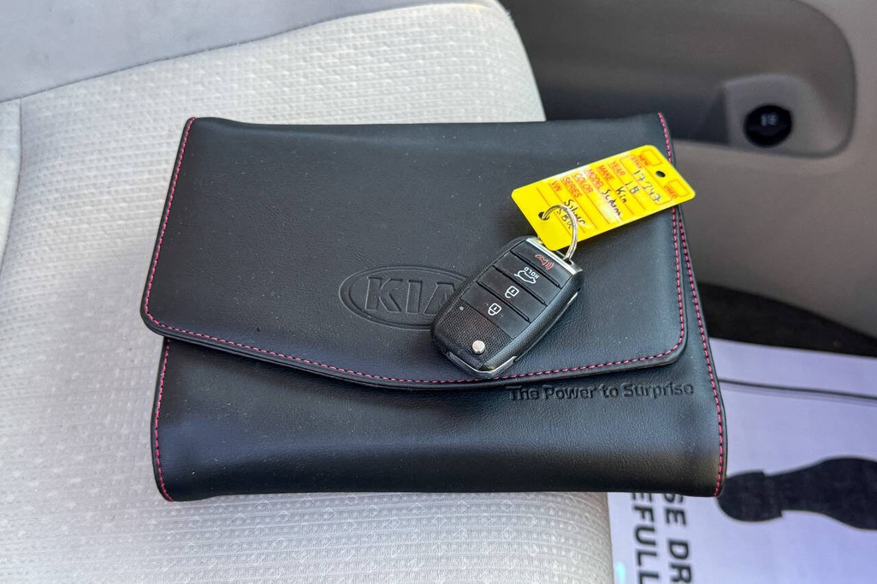 Used 2018 Kia Sedona L FWD image 31