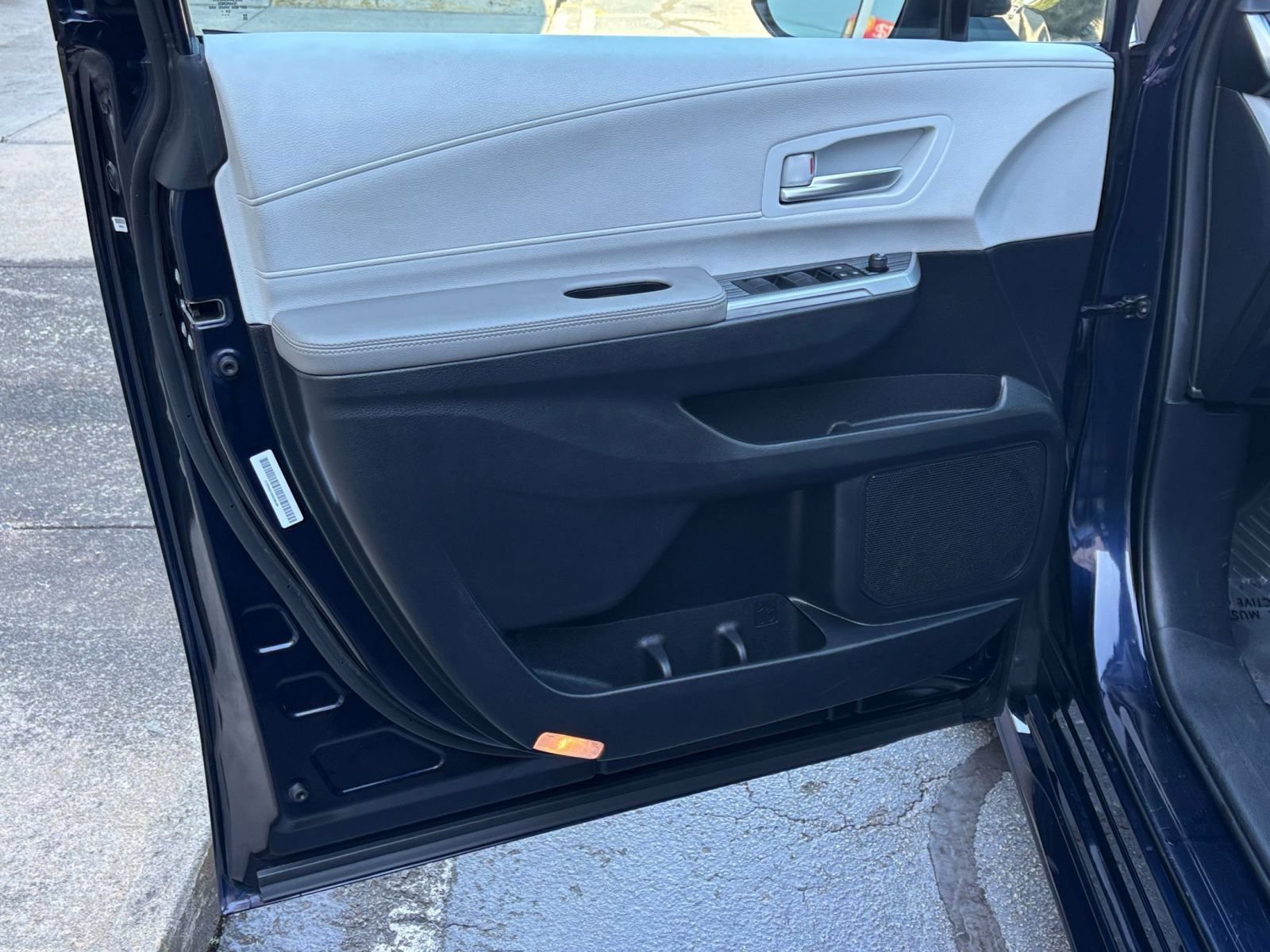 Used 2025 Toyota Sienna XLE FWD image 18