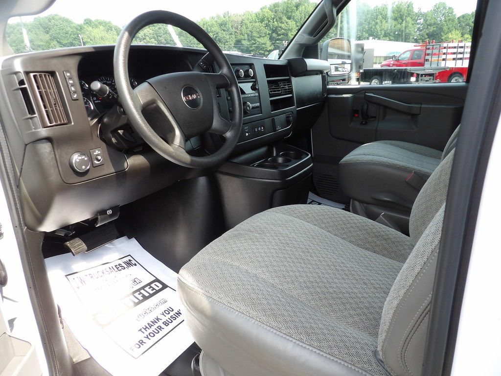 Used 2022 GMC Savana 2500 RWD image 16