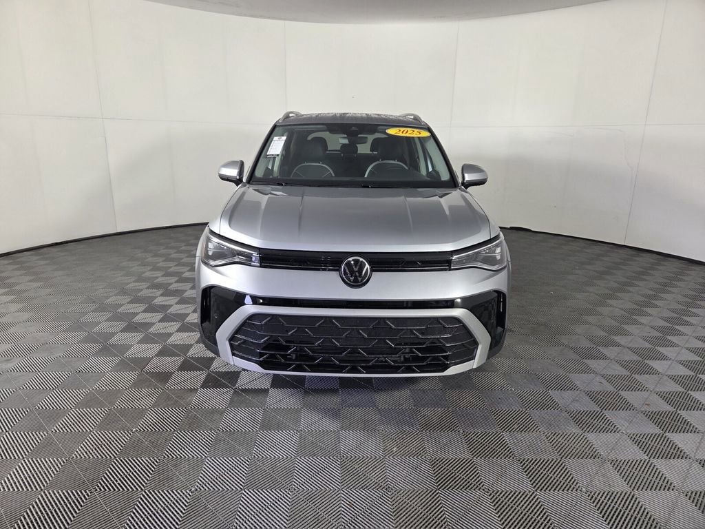 Used 2025 Volkswagen Taos SE FWD image 3