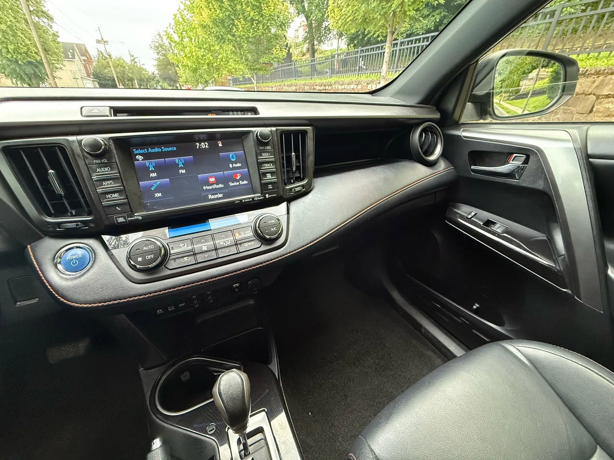 Used 2017 Toyota RAV4 SE image 16