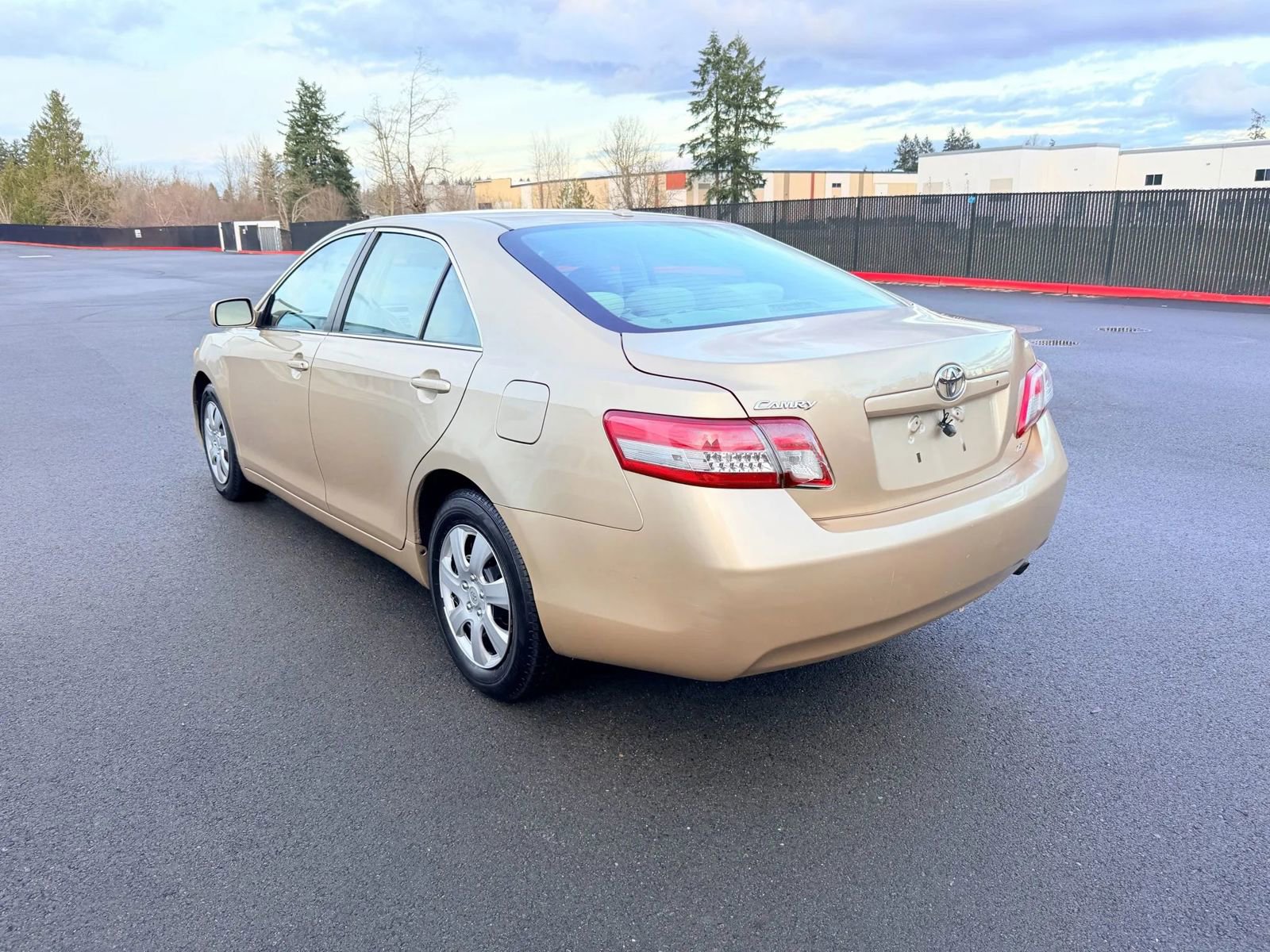 Used 2011 Toyota Camry LE image 3