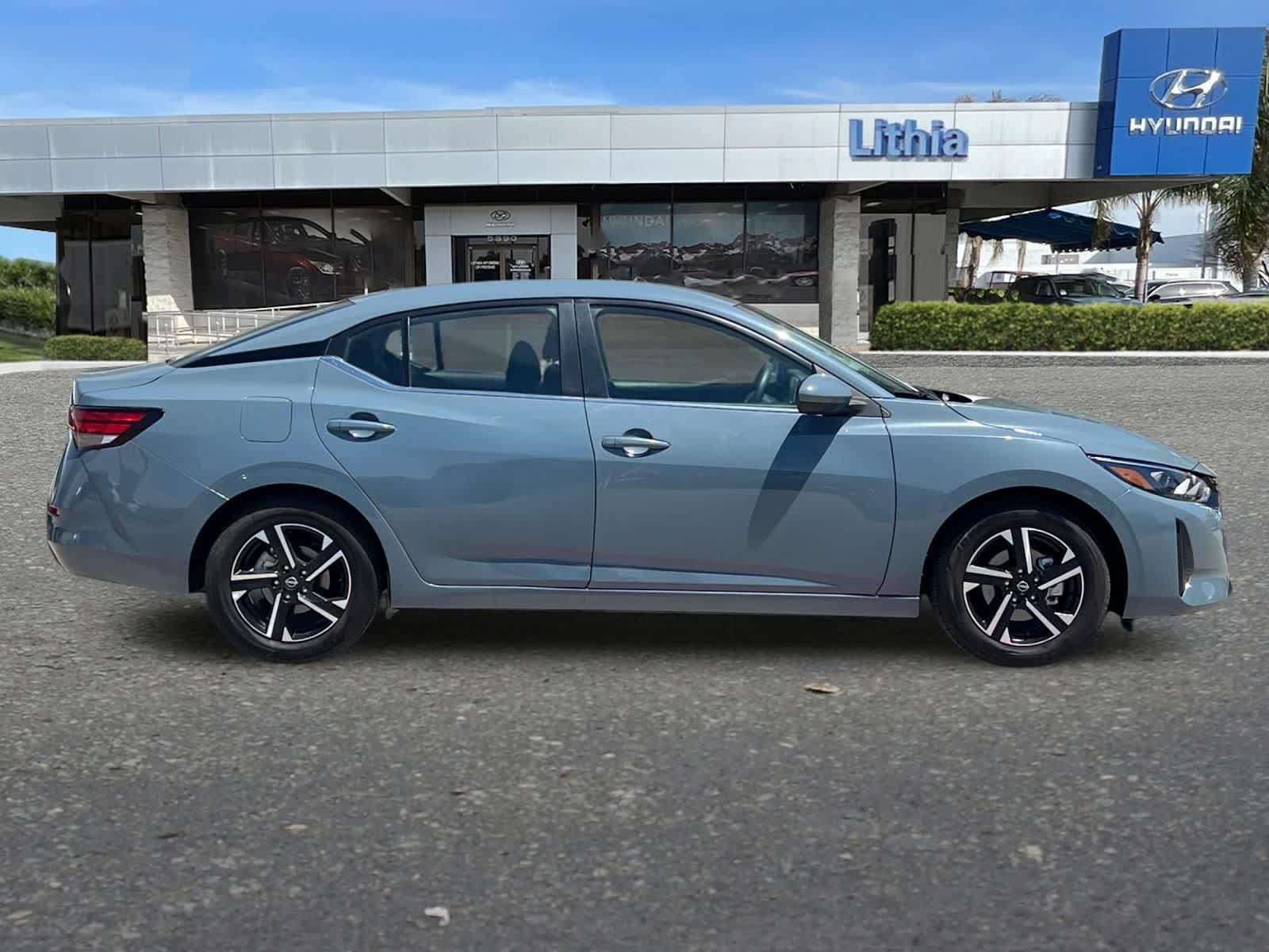Used 2025 Nissan Sentra SV FWD image 9