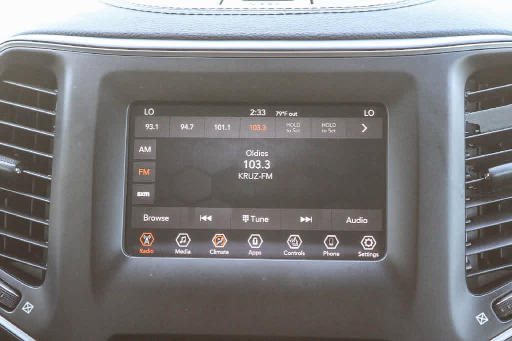 Used 2019 Jeep Cherokee Latitude Plus w/ Comfort/Convenience Group AWD/4WD image 14