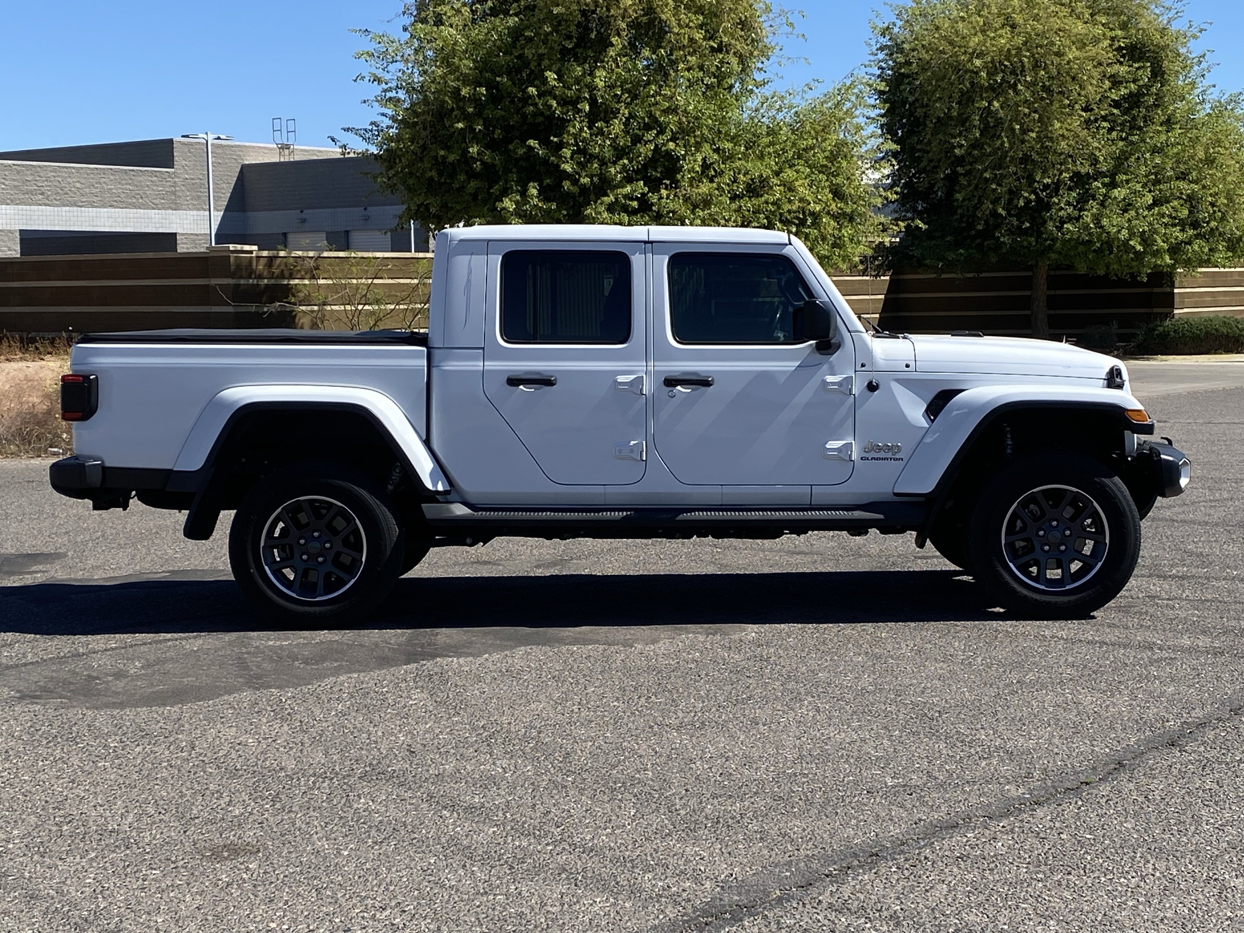 Used 2020 Jeep Gladiator Overland image 2
