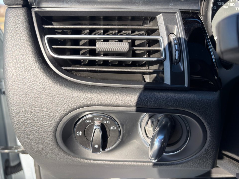 Certified 2025 Porsche Macan image 24