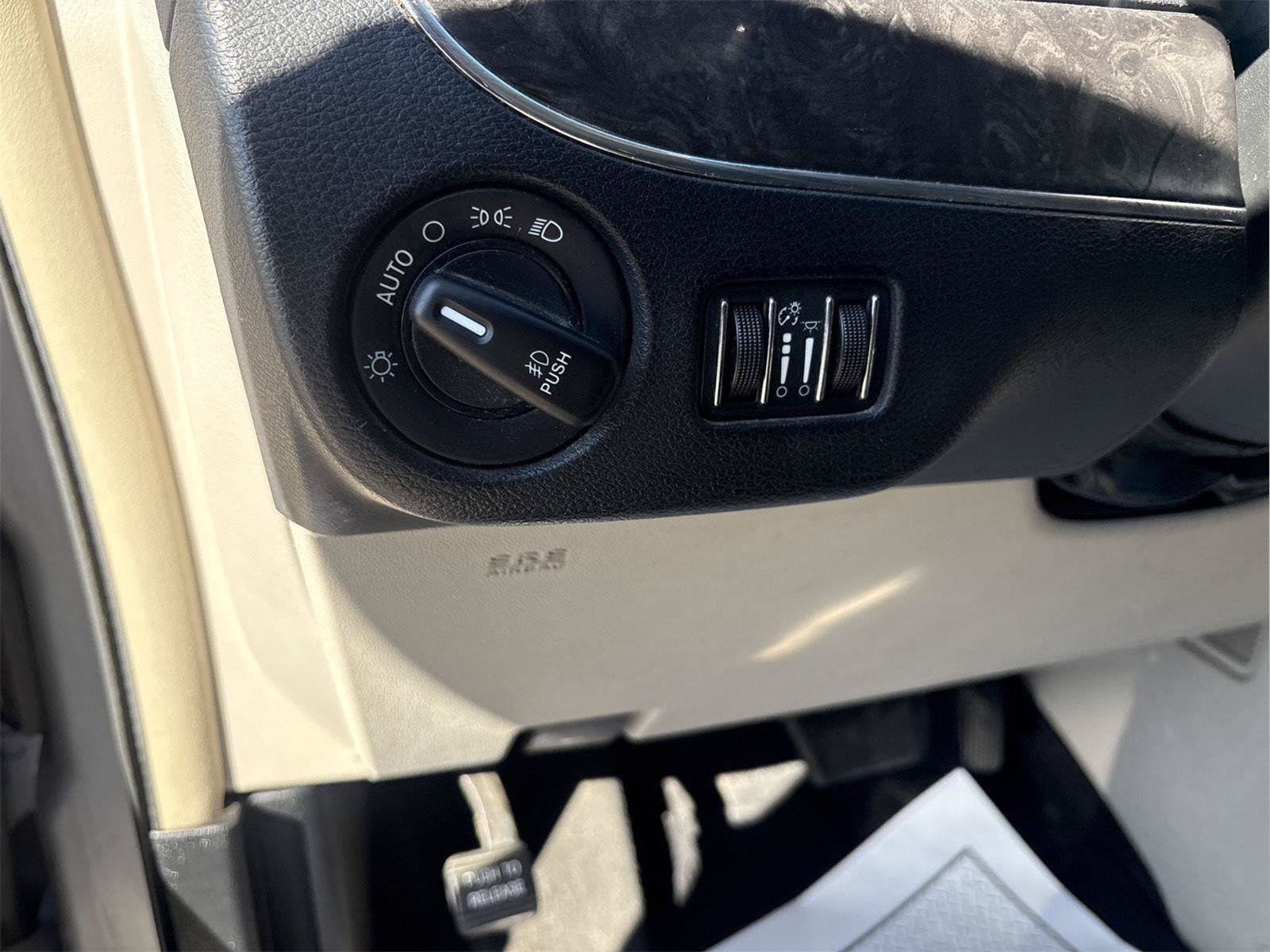 Used 2015 Chrysler Town & Country Touring FWD image 18