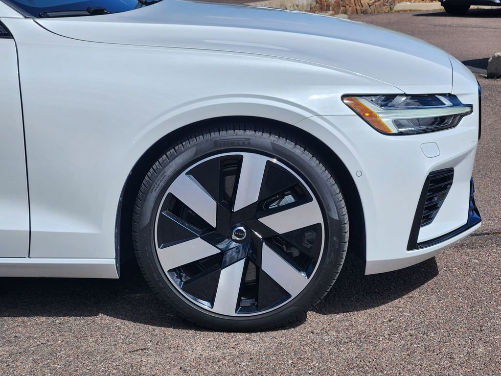 Used 2025 Volvo S60 T8 Plus image 29