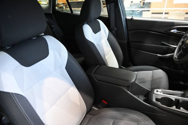 Used 2025 Chevrolet Trax LS w/ LS Convenience Package FWD image 8