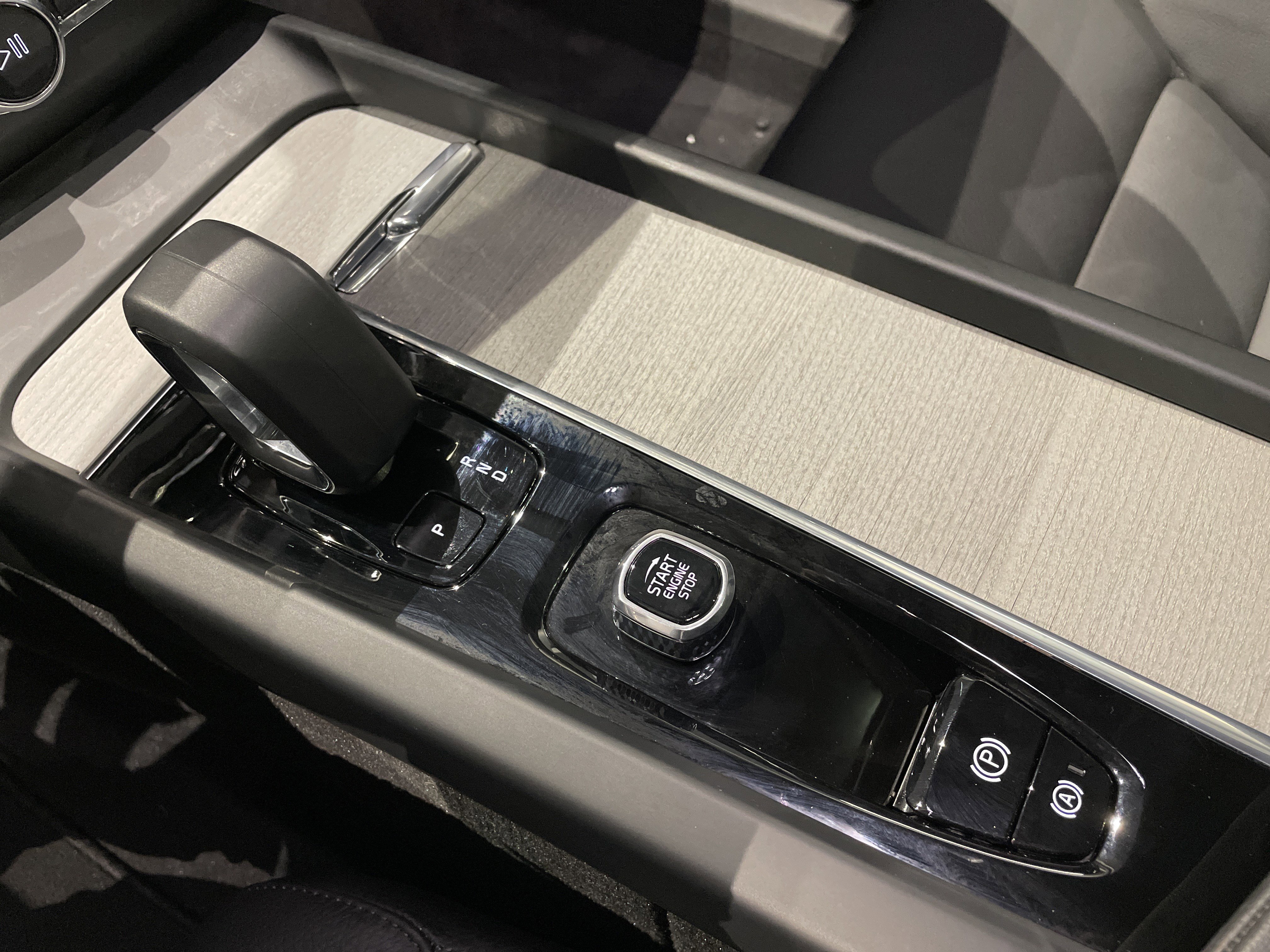 Used 2025 Volvo XC60 B5 Plus image 32