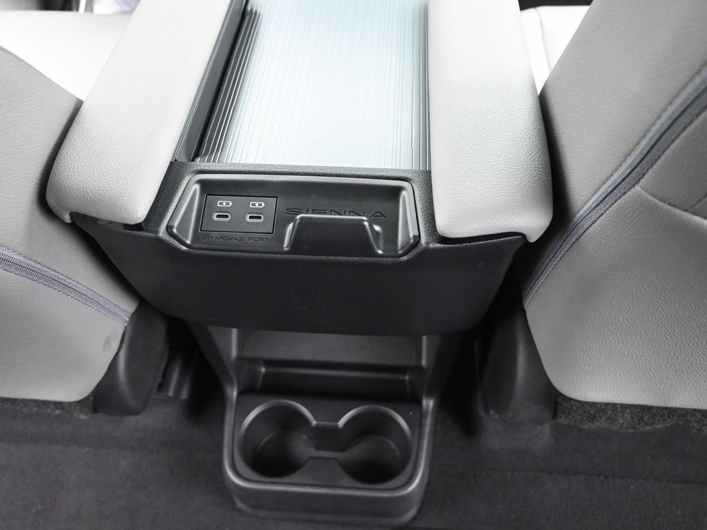 Used 2025 Toyota Sienna XLE image 15