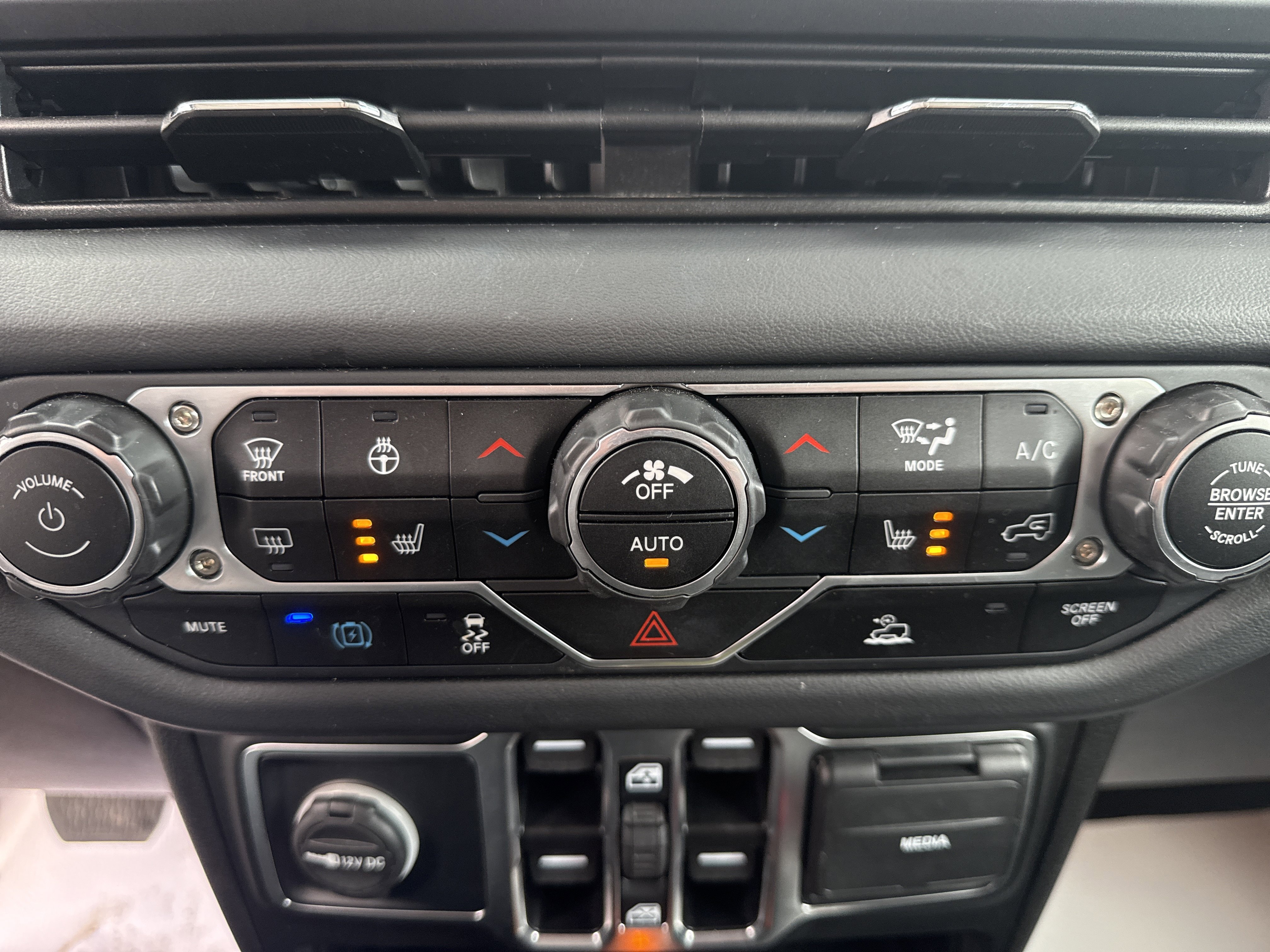 Used 2025 Jeep Wrangler Sahara image 26