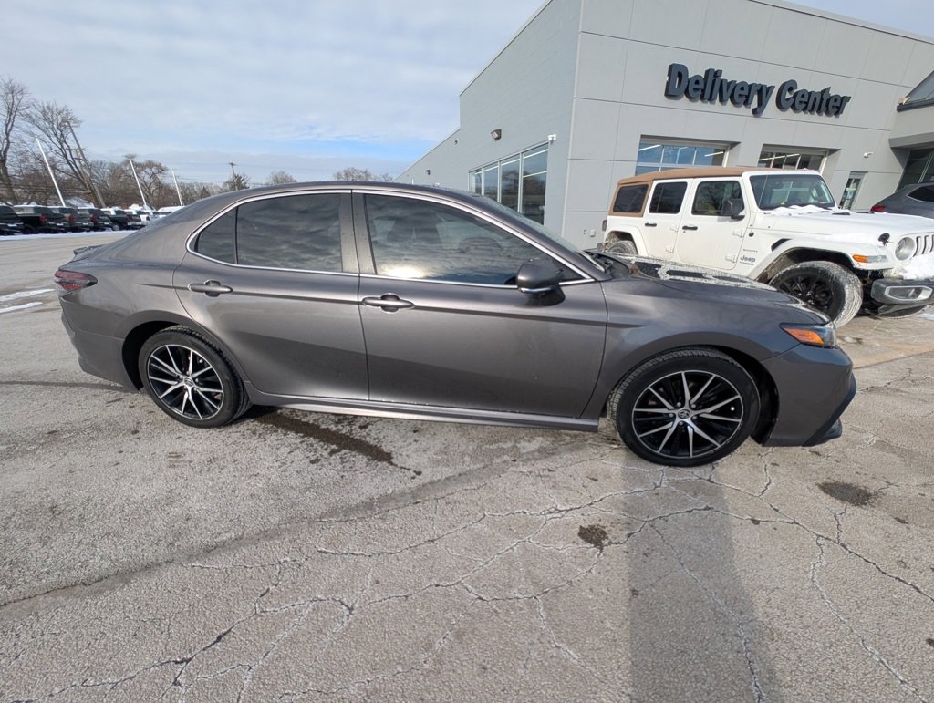 Used 2022 Toyota Camry SE image 3