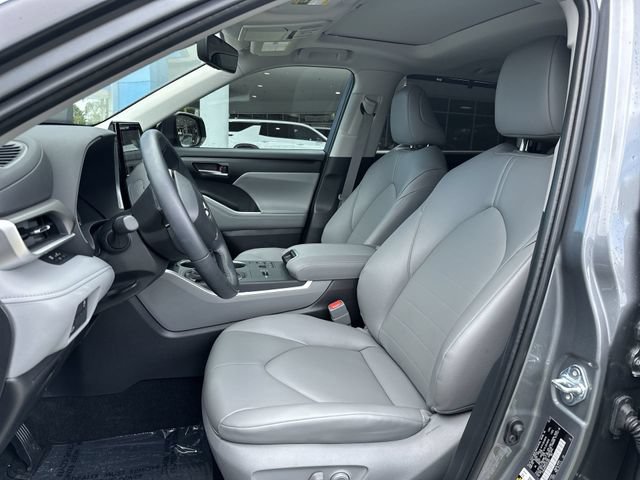 Used 2025 Toyota Highlander XLE FWD image 30