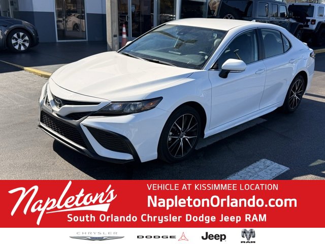 Used 2024 Toyota Camry SE image 1