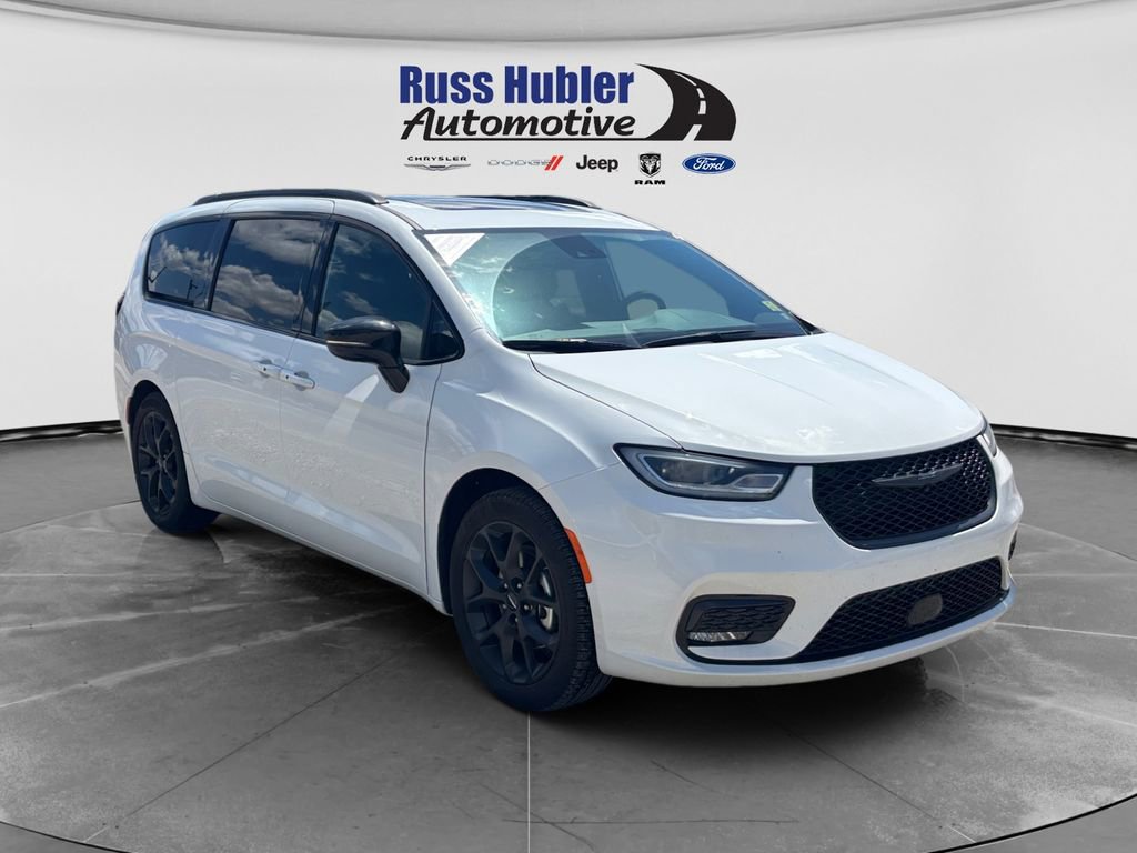 Used 2025 Chrysler Pacifica Limited FWD image 8