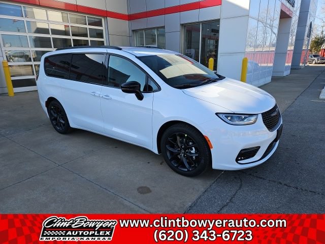 New 2026 Chrysler Pacifica Select
