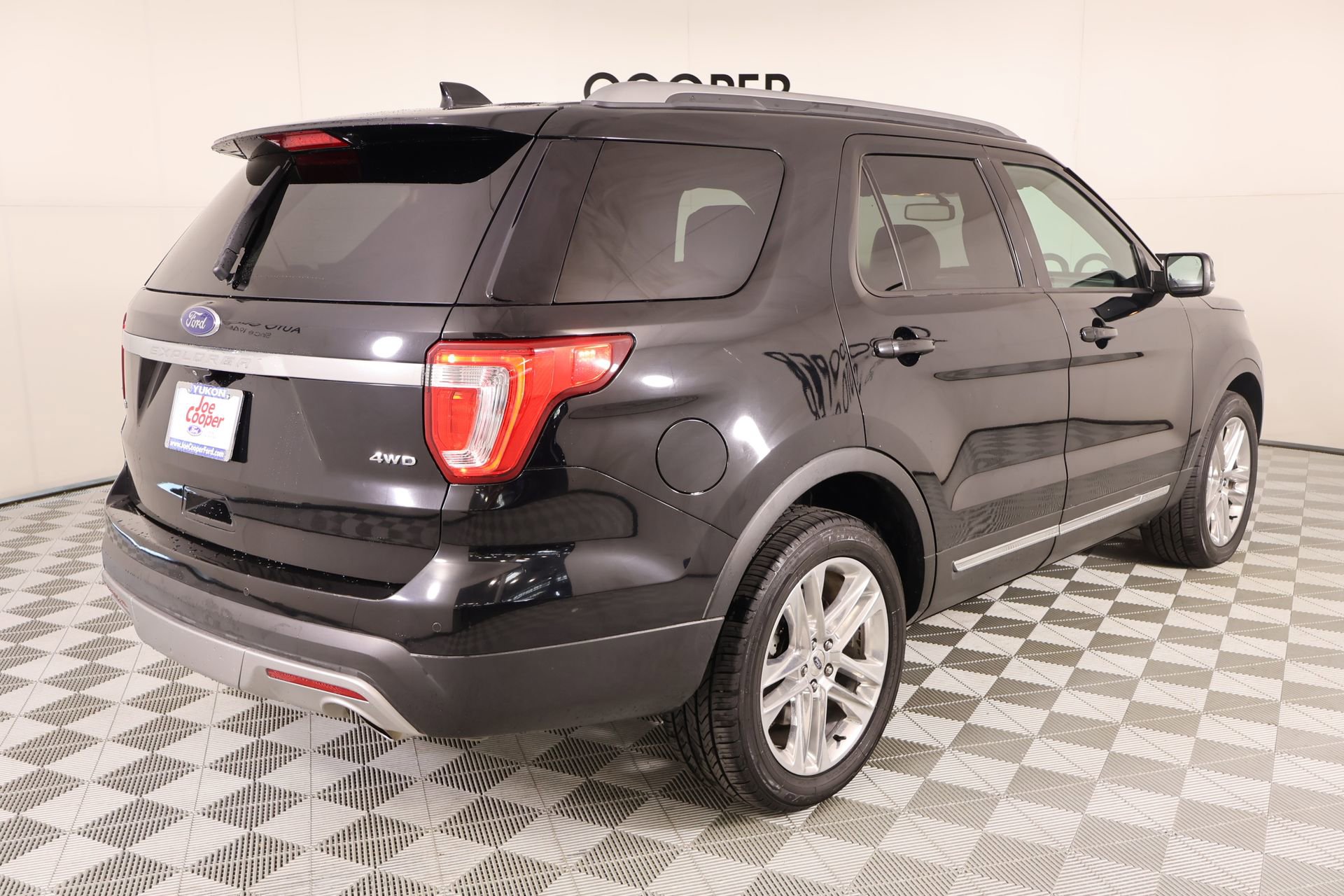 Used 2017 Ford Explorer XLT w/ Equipment Group 202A AWD/4WD image 22