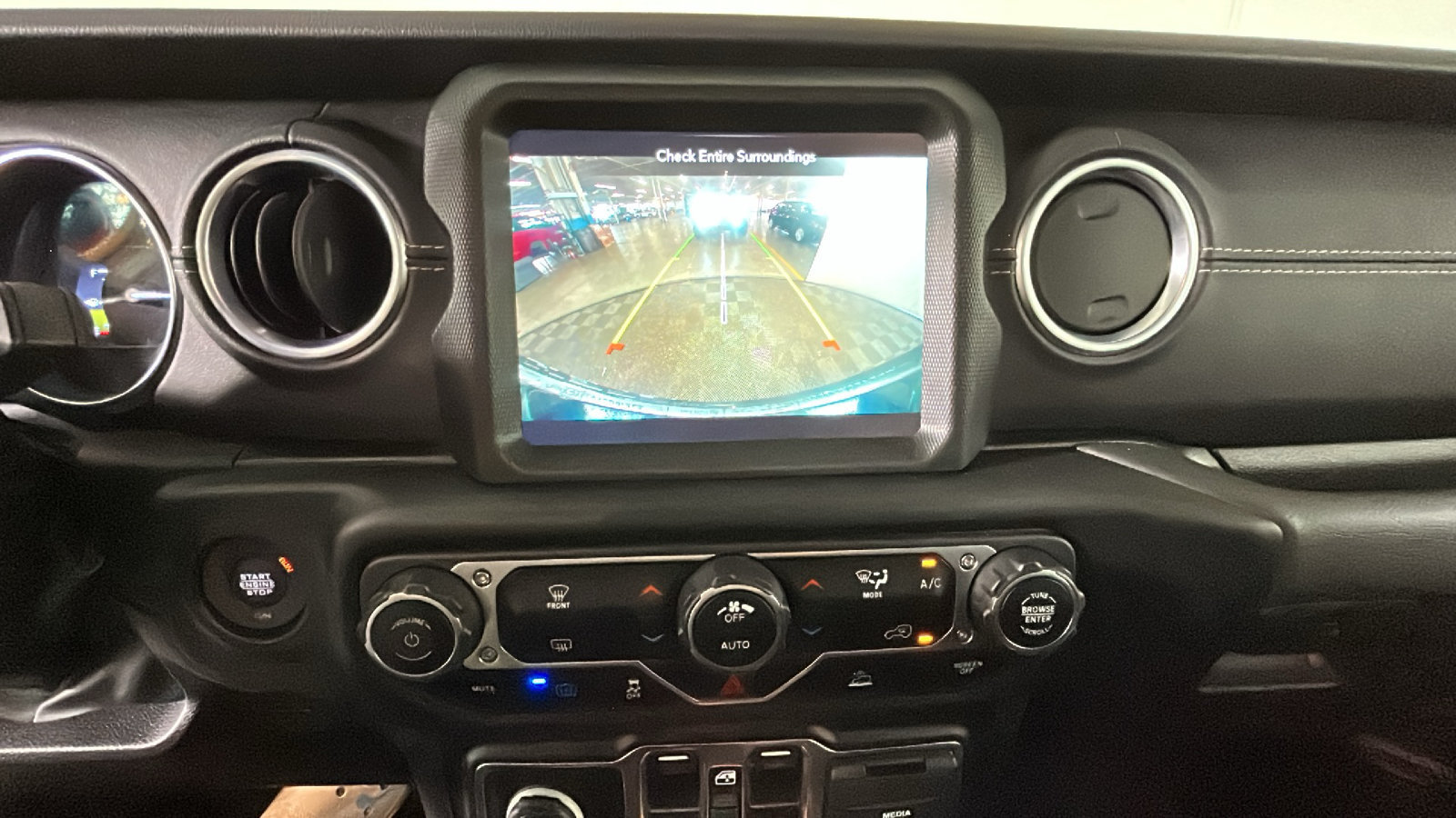 Used 2022 Jeep Wrangler Unlimited Sahara AWD/4WD image 28