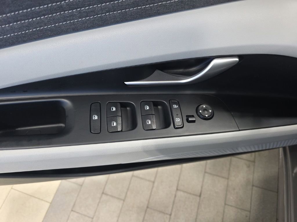 Used 2022 Hyundai Elantra Limited image 9