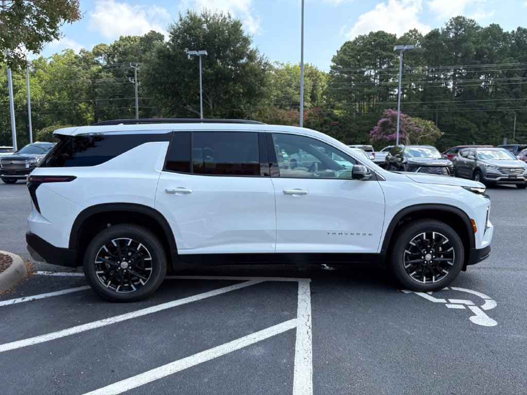 New 2026 Chevrolet Traverse LT w/ Sun and Wheel Package FWD image 4
