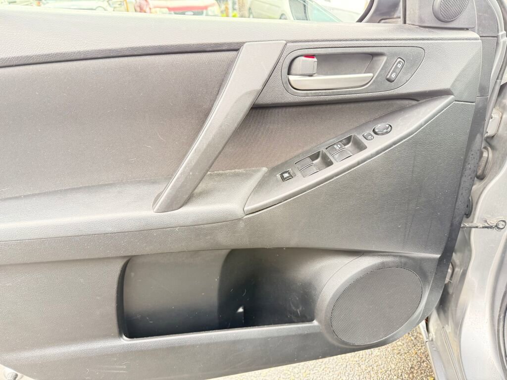 Used 2010 MAZDA MAZDA3 i Touring image 10