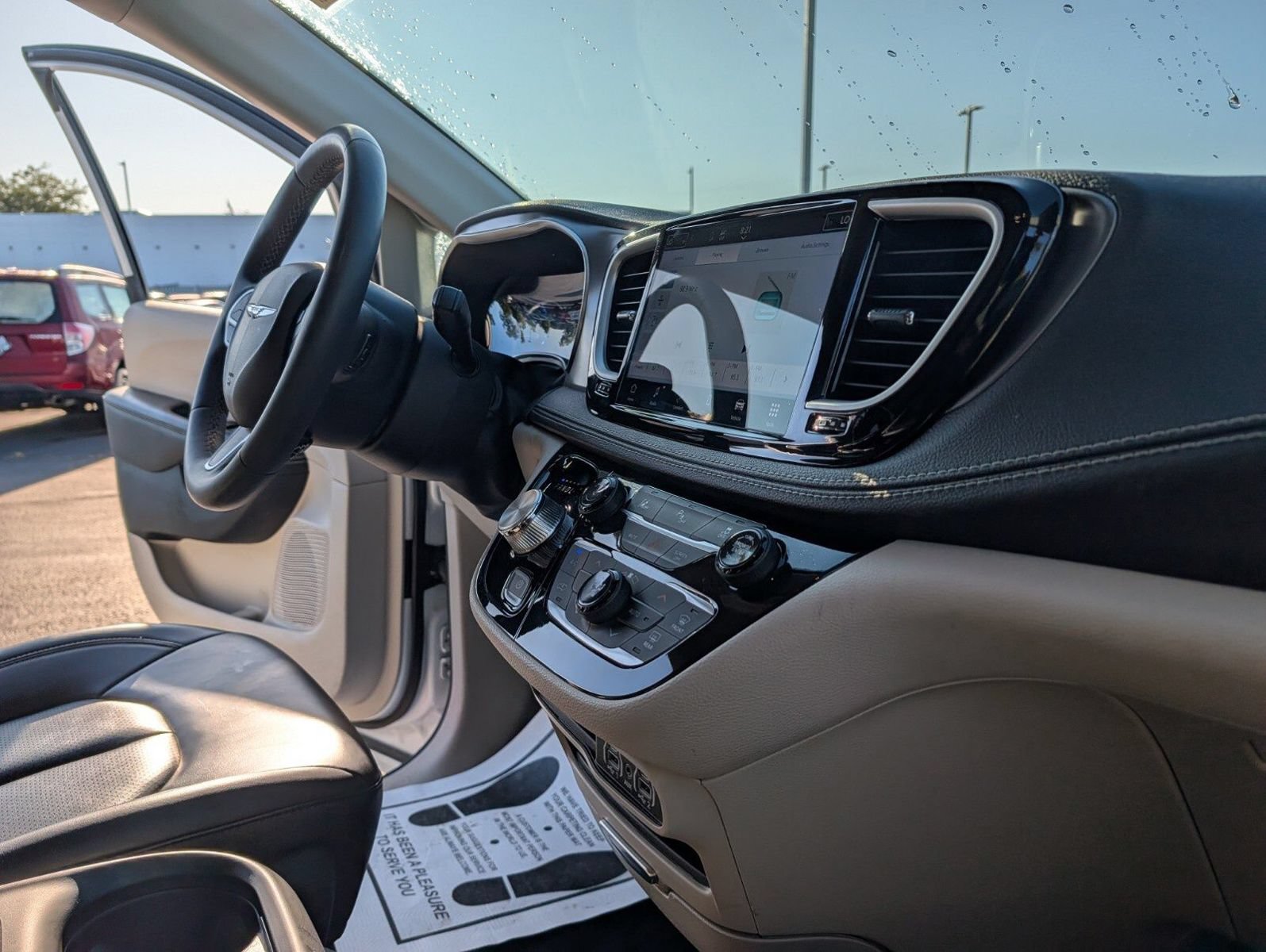 Used 2023 Chrysler Pacifica Touring-L FWD image 25