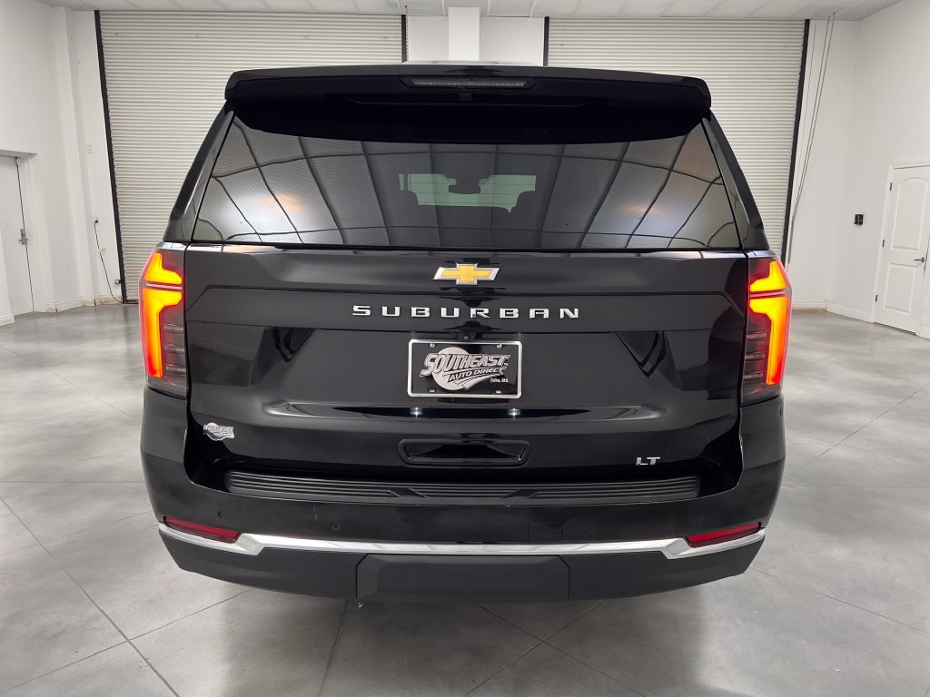 Used 2025 Chevrolet Suburban LT RWD image 8