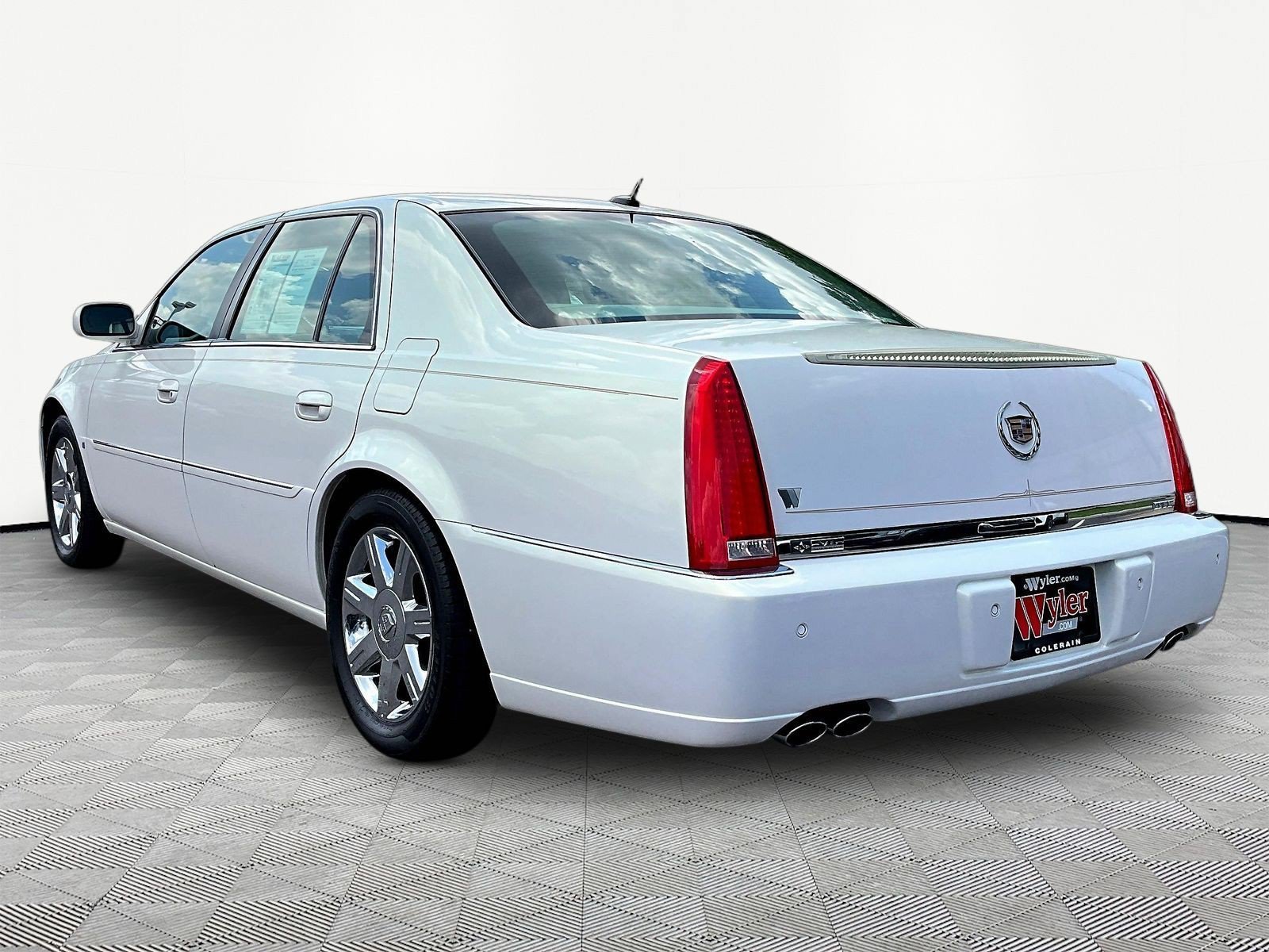 Used 2007 Cadillac DTS Luxury I w/ Trunk Convenience Package FWD image 4