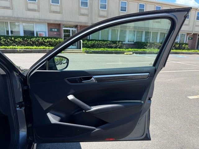 Used 2018 Volkswagen Passat 2.0T SE w/ SE Lighting Package FWD image 32