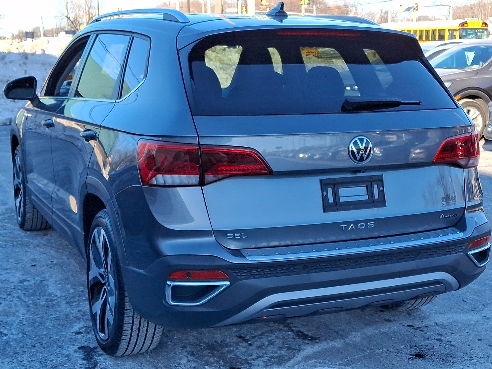 Used 2022 Volkswagen Taos SEL image 4