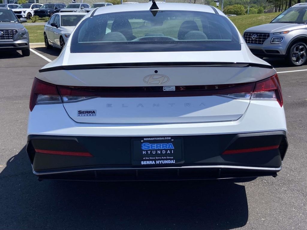Used 2025 Hyundai Elantra Sport image 4