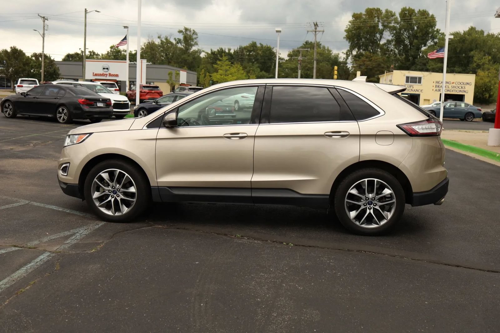 Used 2018 Ford Edge Titanium w/ Ford Safe & Smart Package AWD/4WD image 9