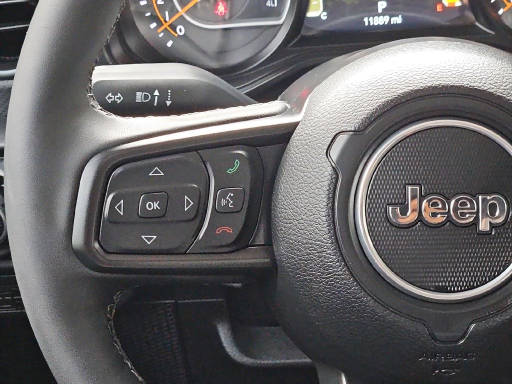 Used 2025 Jeep Gladiator Rubicon w/ Convenience Group AWD/4WD image 17